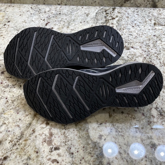 NWT Women's Brooks Levitate 6 Black/Blackened Pearl Running Sneaker (Size 7.5) - Picture 10 of 11